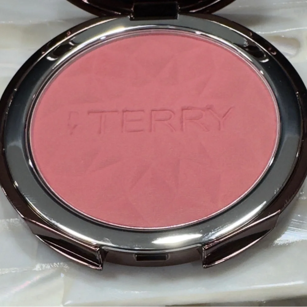 By Terry Tea to Tan Hydrating Healthy Glow Powder Blush in Shade Rosy Romance